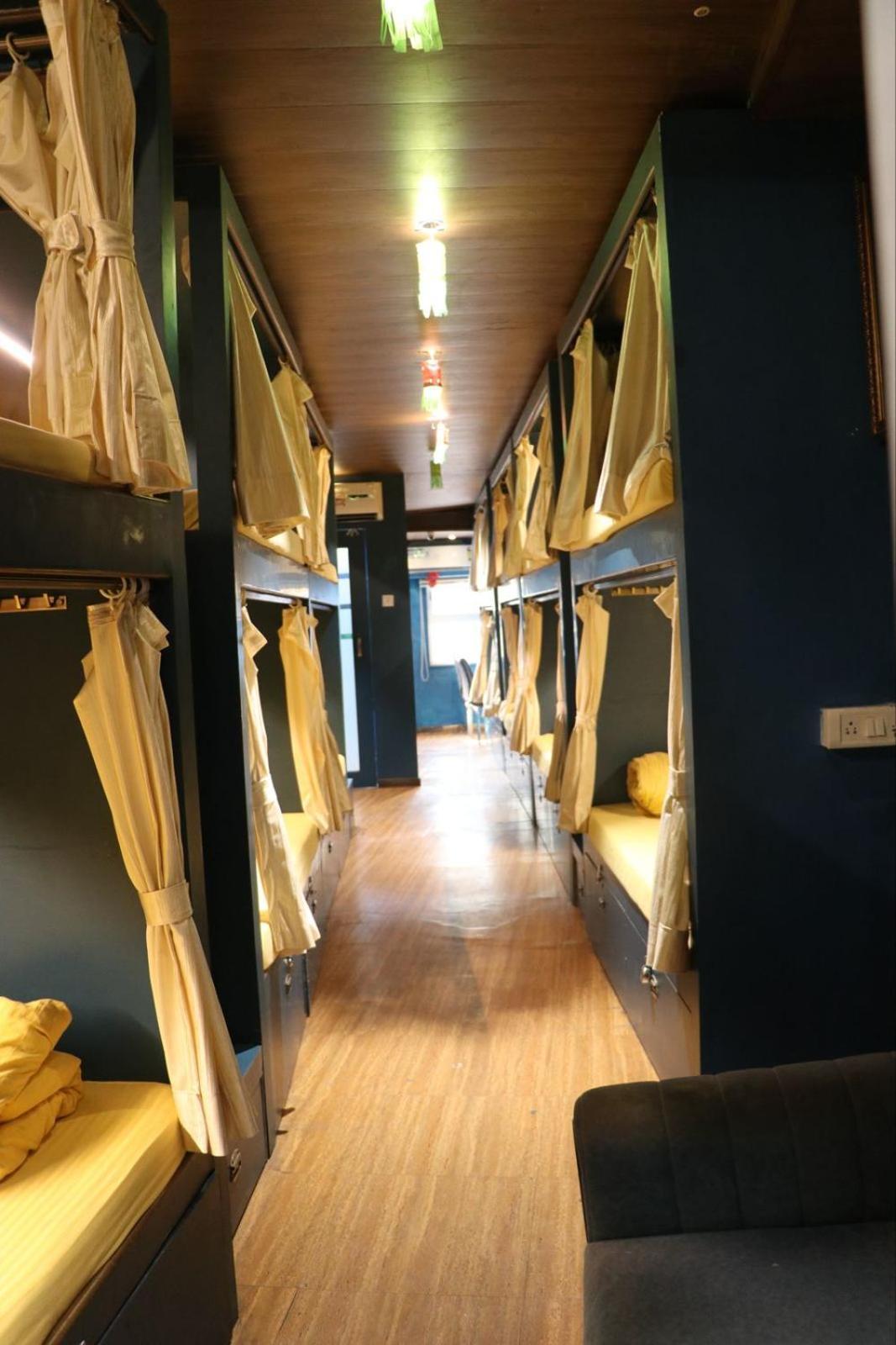 Sinhassan Dormitory Hostel Juhu Mumbai Exteriör bild