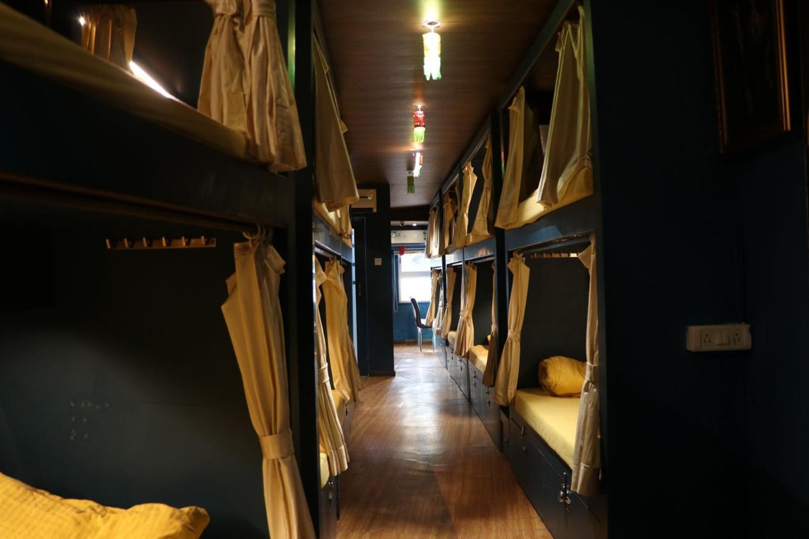 Sinhassan Dormitory Hostel Juhu Mumbai Exteriör bild
