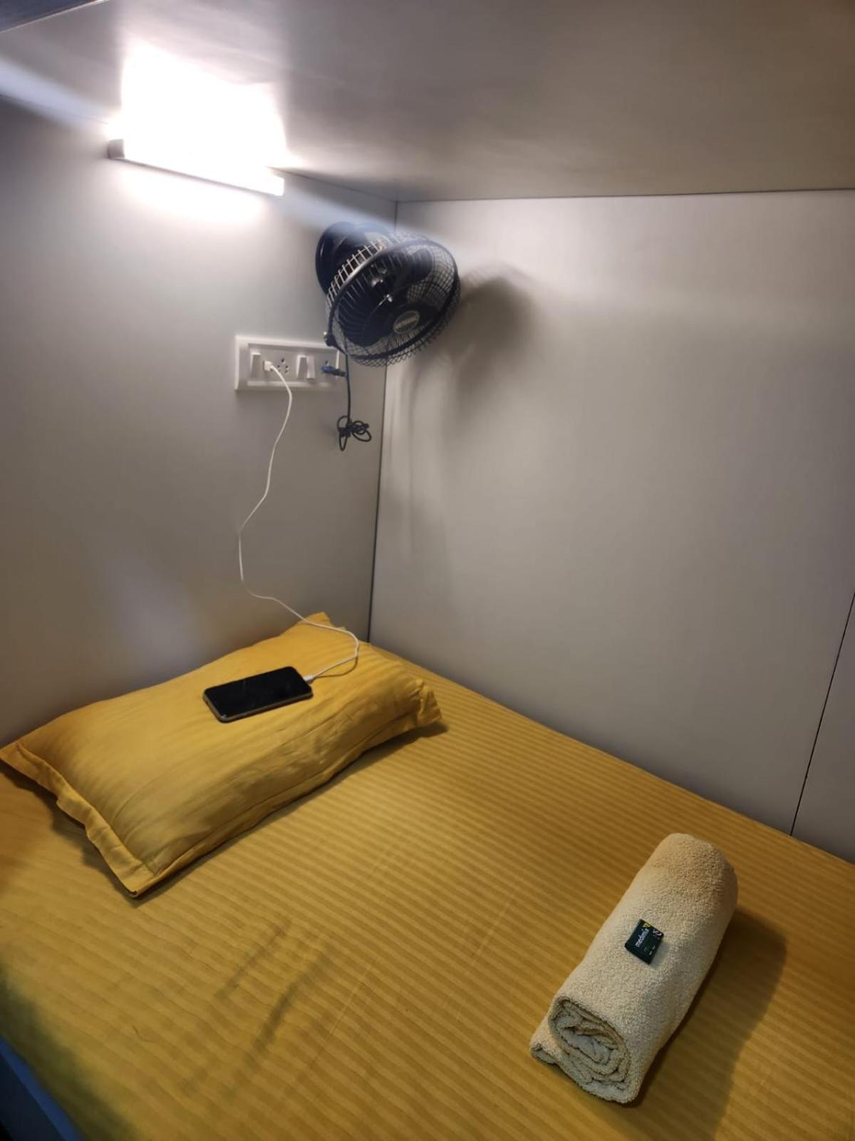 Sinhassan Dormitory Hostel Juhu Mumbai Exteriör bild