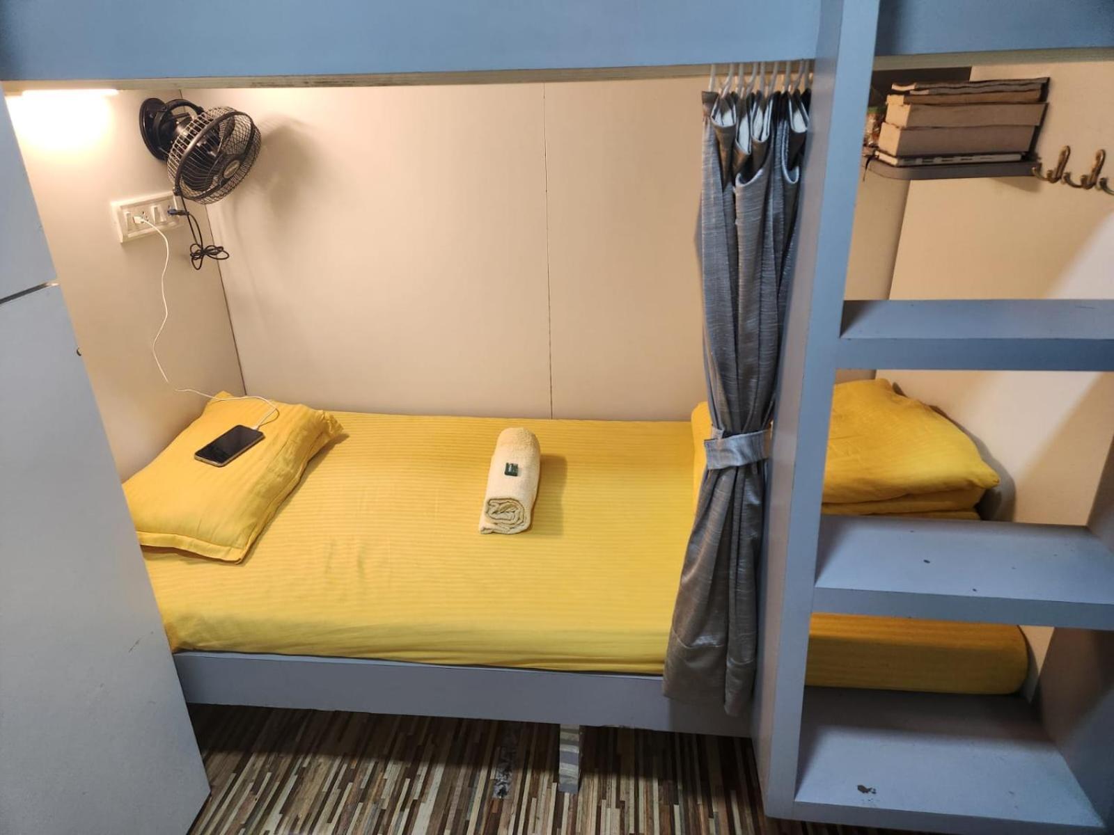 Sinhassan Dormitory Hostel Juhu Mumbai Exteriör bild