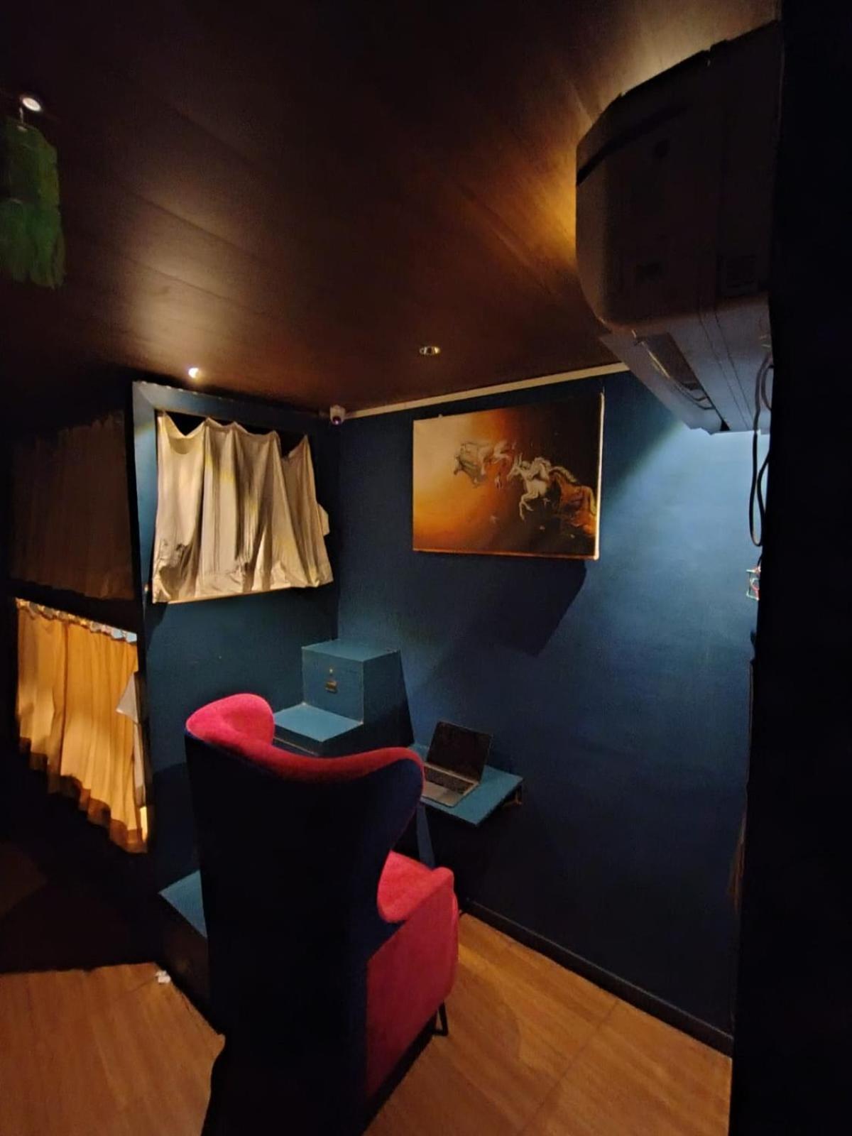 Sinhassan Dormitory Hostel Juhu Mumbai Exteriör bild