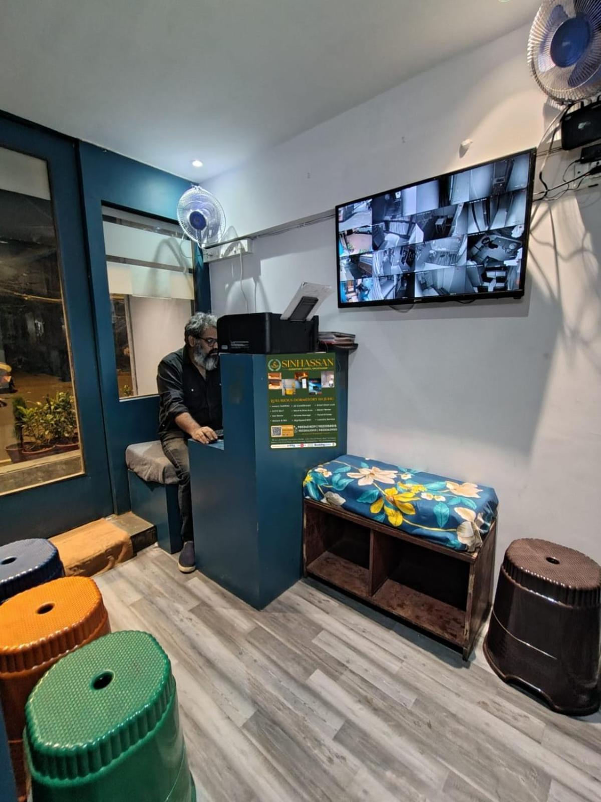 Sinhassan Dormitory Hostel Juhu Mumbai Exteriör bild