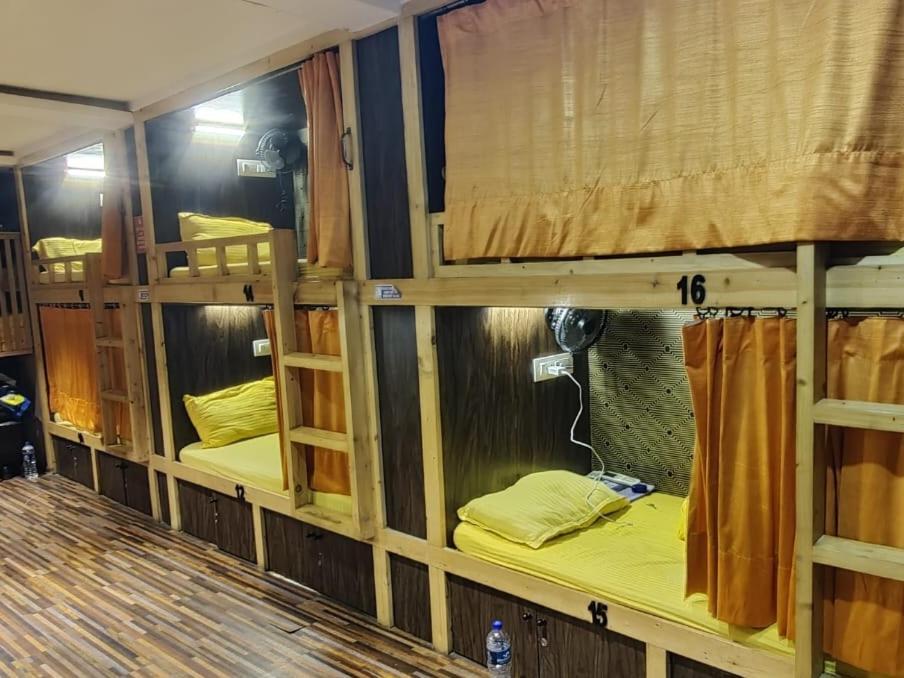 Sinhassan Dormitory Hostel Juhu Mumbai Exteriör bild